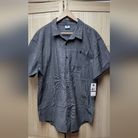 Men's DC casual button down shirt. - Picture 1 of 4